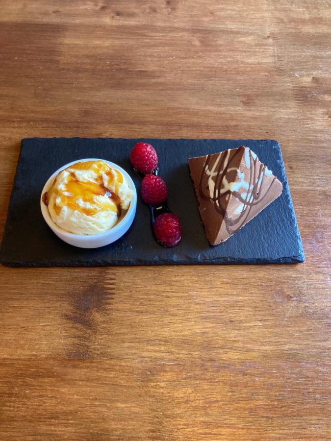 Crown & Anchor Hotel Woking Ngoại thất bức ảnh