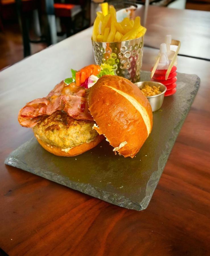 Crown & Anchor Hotel Woking Ngoại thất bức ảnh